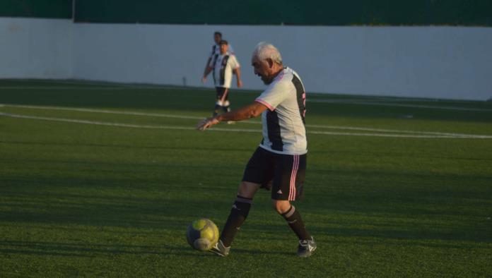 Abogados goleó y sigue invicto