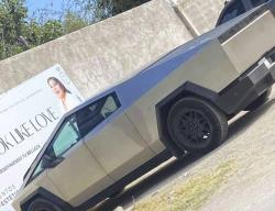 La llegada de una Tesla Cybertruck genera expectación en Allende