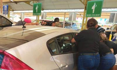 Niña Rescatada de un Auto Cerrado en Centro Comercial