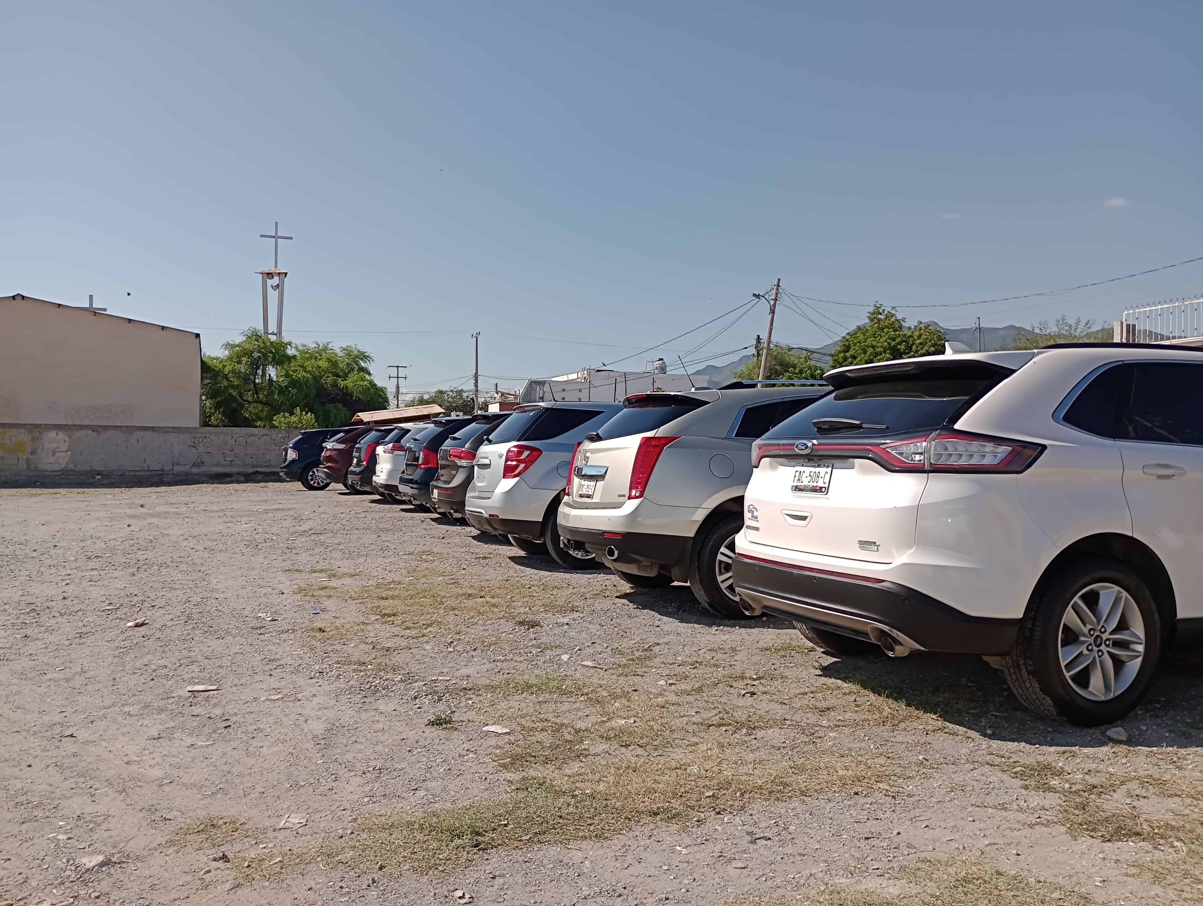 Invade lote de autos un predio municipal