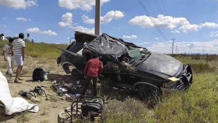 Vuelca familia en carretera a Monclova; dos menores graves