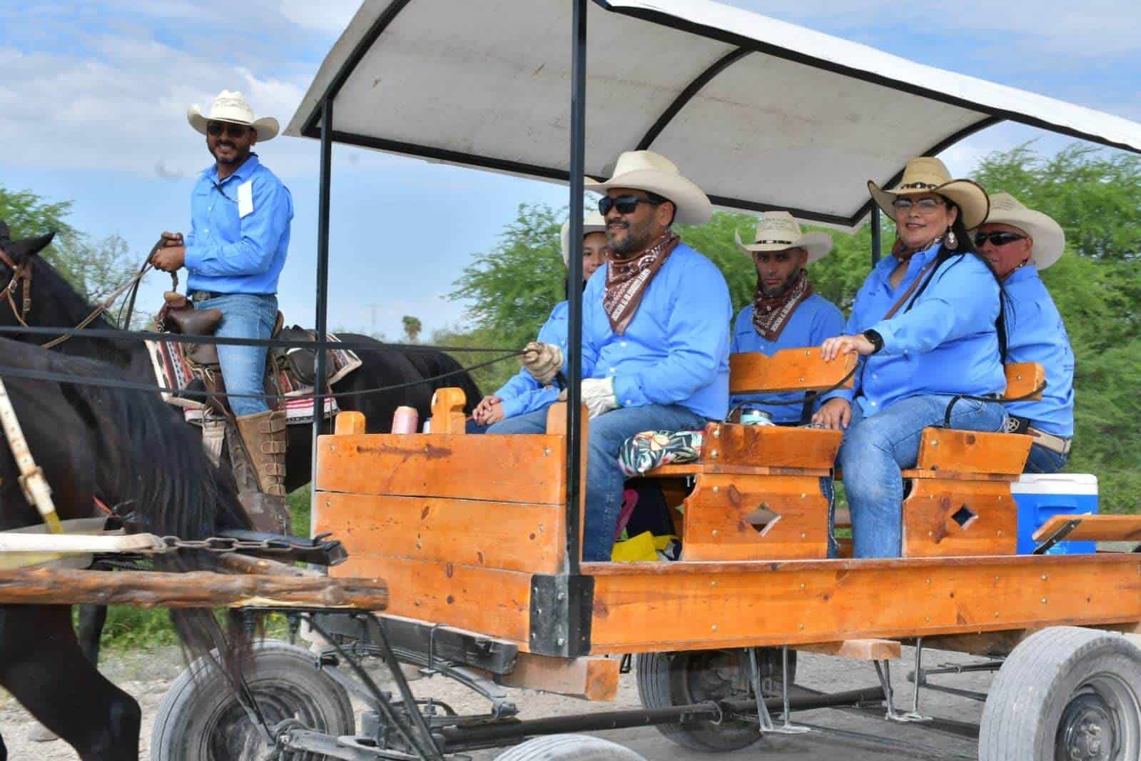 Celebran XX aniversario de la Colonia Nueva Sauceda con Cabalgata y Jaripeo