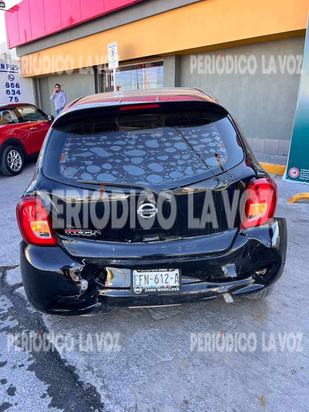 Lesiona taxista a mujer en choque