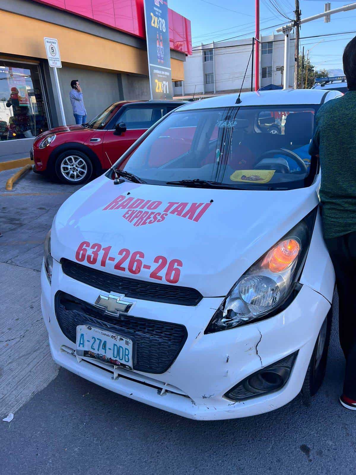 Lesiona taxista a mujer en choque