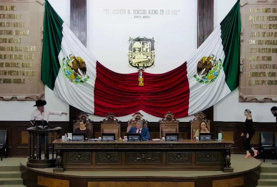 Los ánimos comenzaron a subir más, hasta que finalmente Antonio Flores concluyó su intervención y regresó a su Curul. 