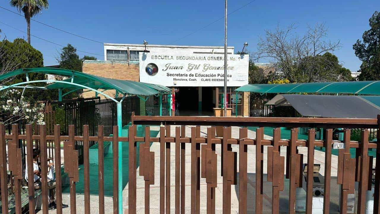 Fallas en Aire Acondicionado Obligan a Estudiantes a Tomar Clases al Aire Libre