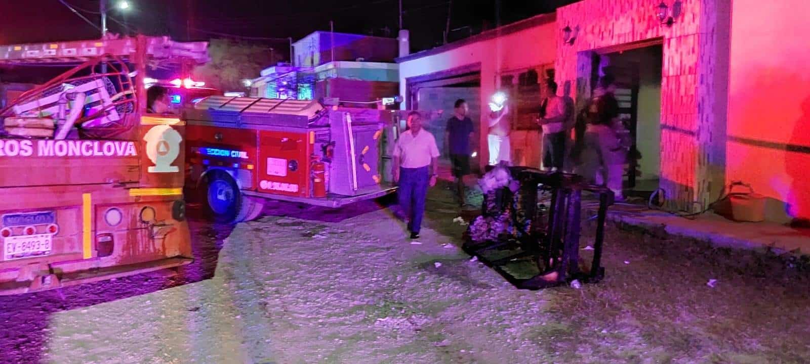 Se quema casa en la Óscar Flores Tapia