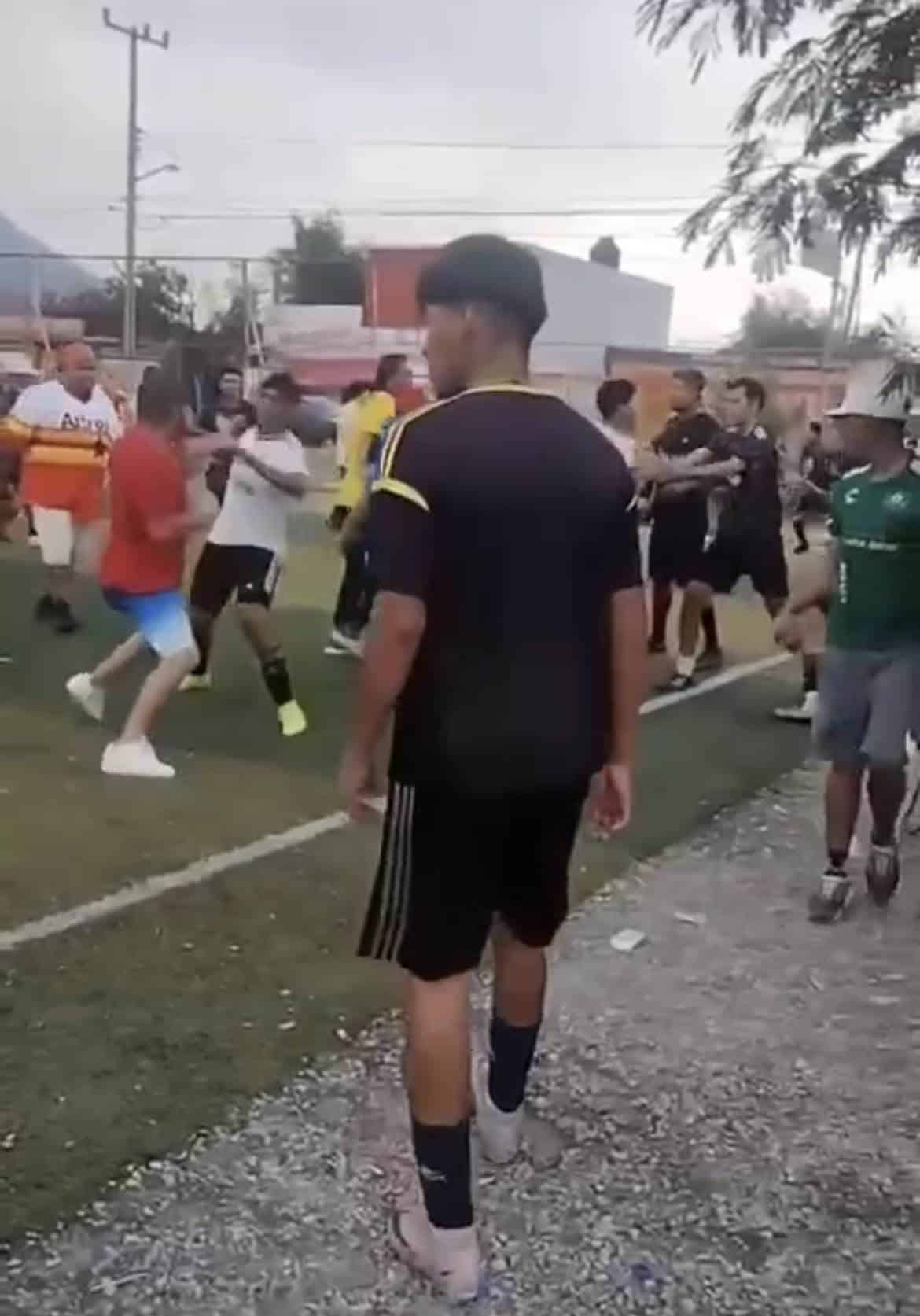 Una brutal bronca se registró el fin de semana en un partido de la Liga de Futbolito de la Otilio Montaño.