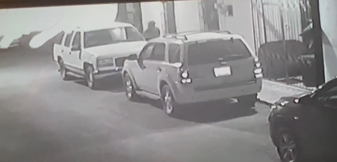 Momentos cuando el individuo ingresó a la camioneta.
