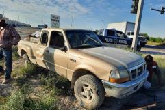 Conductor Vuelca Camioneta tras Perder el Control