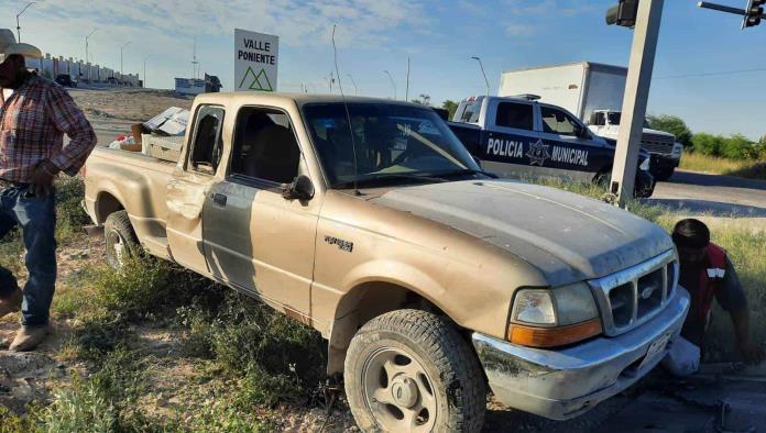 Conductor Vuelca Camioneta tras Perder el Control