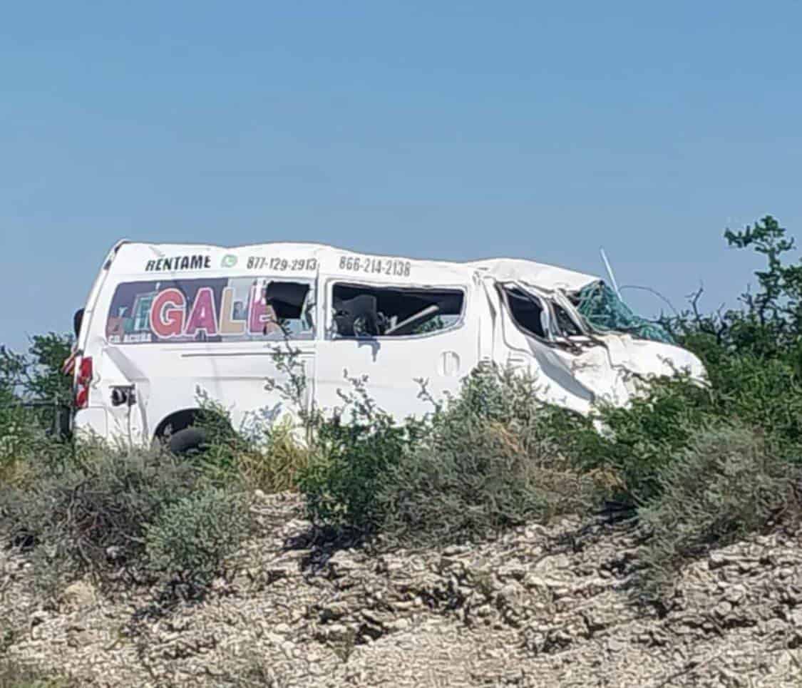 Así terminó la camioneta tipo van propiedad de la empresa del ramo turístico.