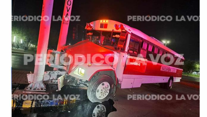 Lo choca borracho y rebota en semáforo
