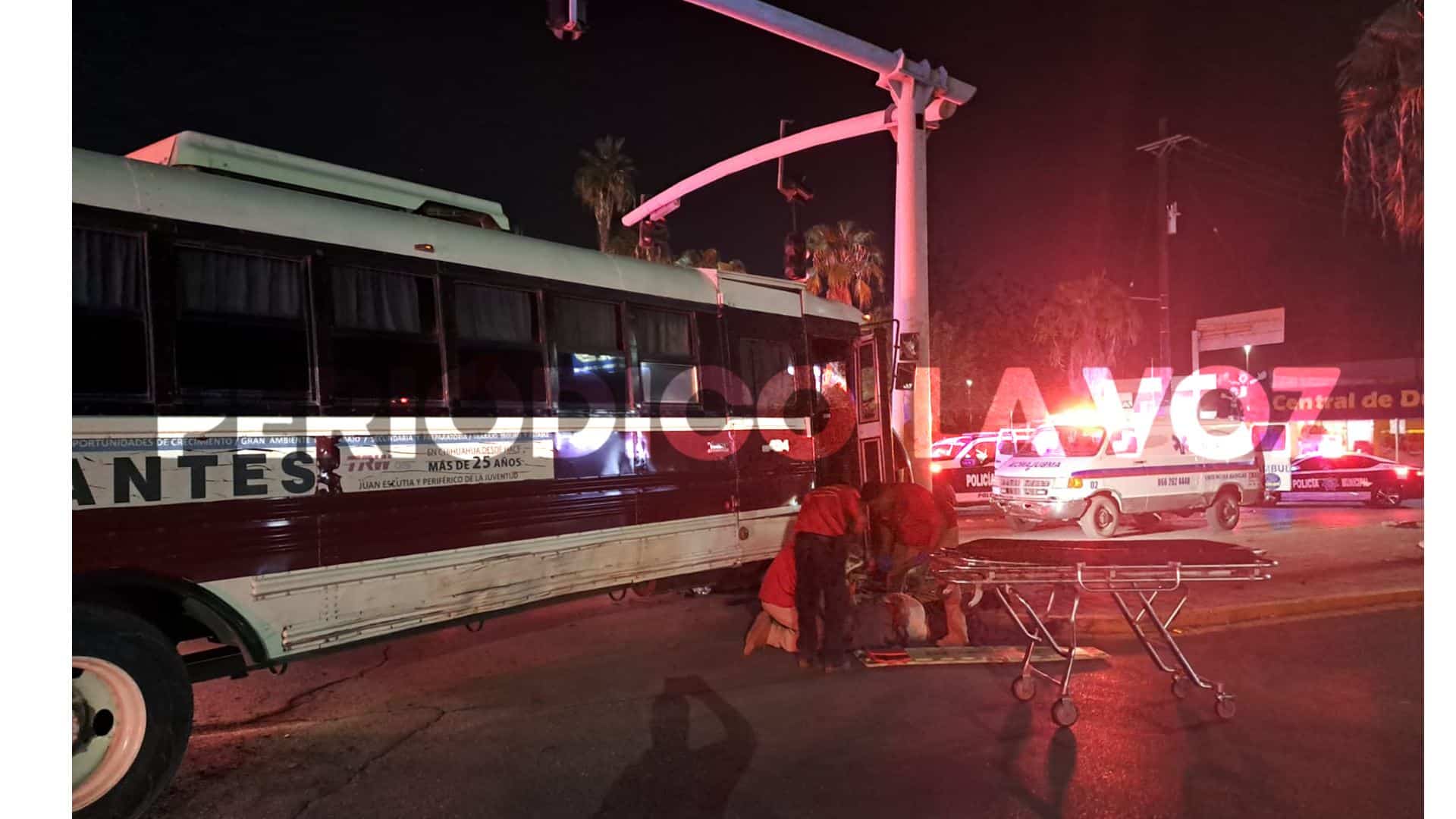 Lo choca borracho y rebota en semáforo