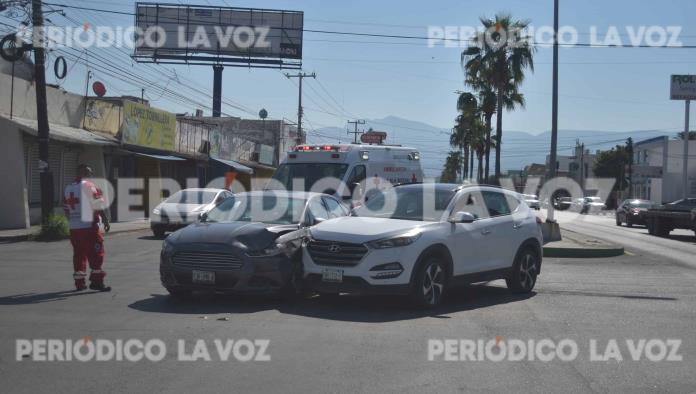 Causa accidente por querer ganarle al rojo