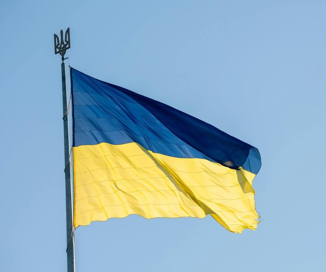 Foto de ??? ????????: https://www.pexels.com/es-es/foto/bandera-cielo-azul-campo-pais-15917399/