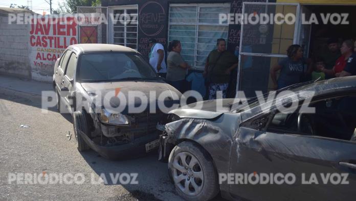 Choca auto y lo usa de rampa