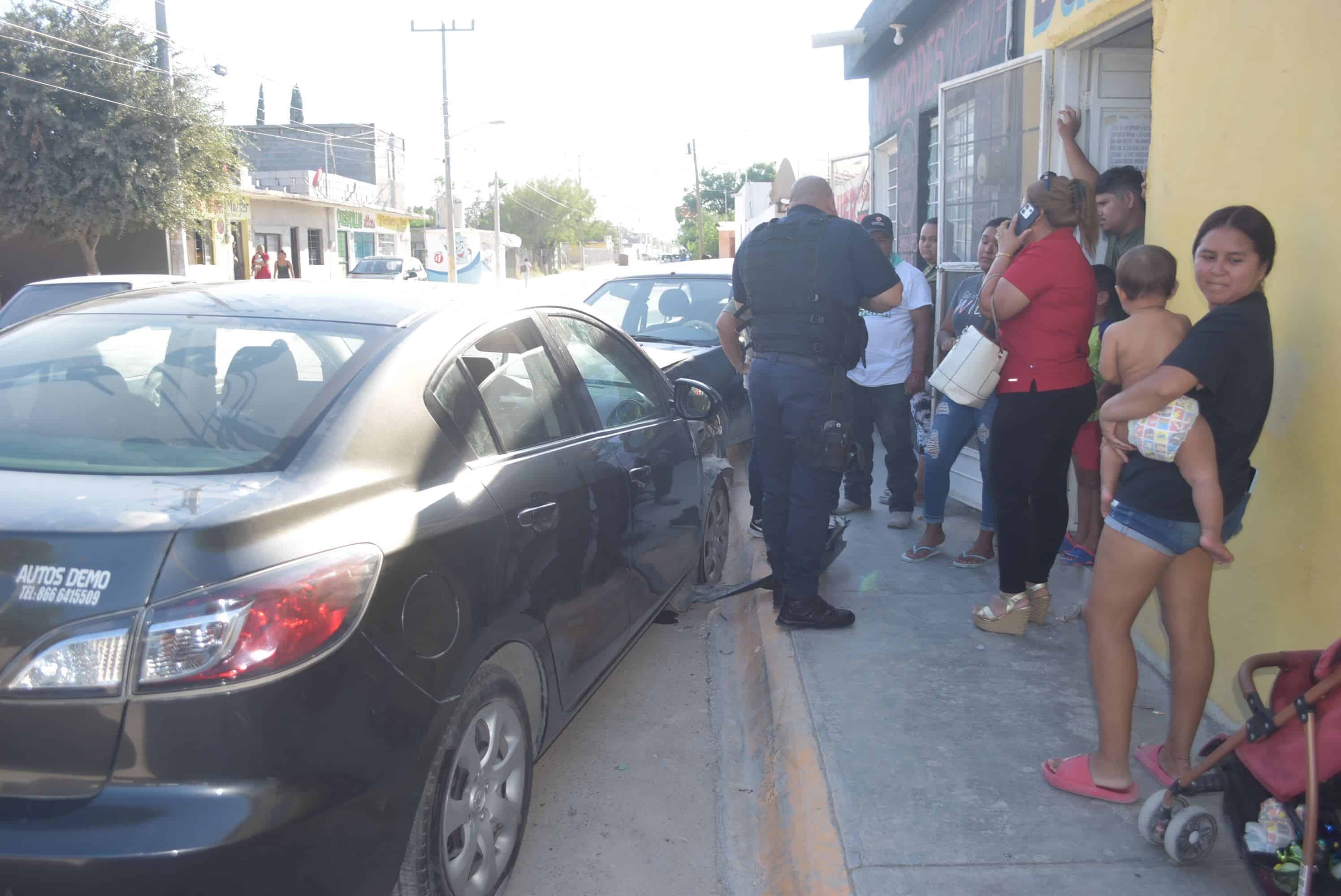 Choca auto y lo usa de rampa