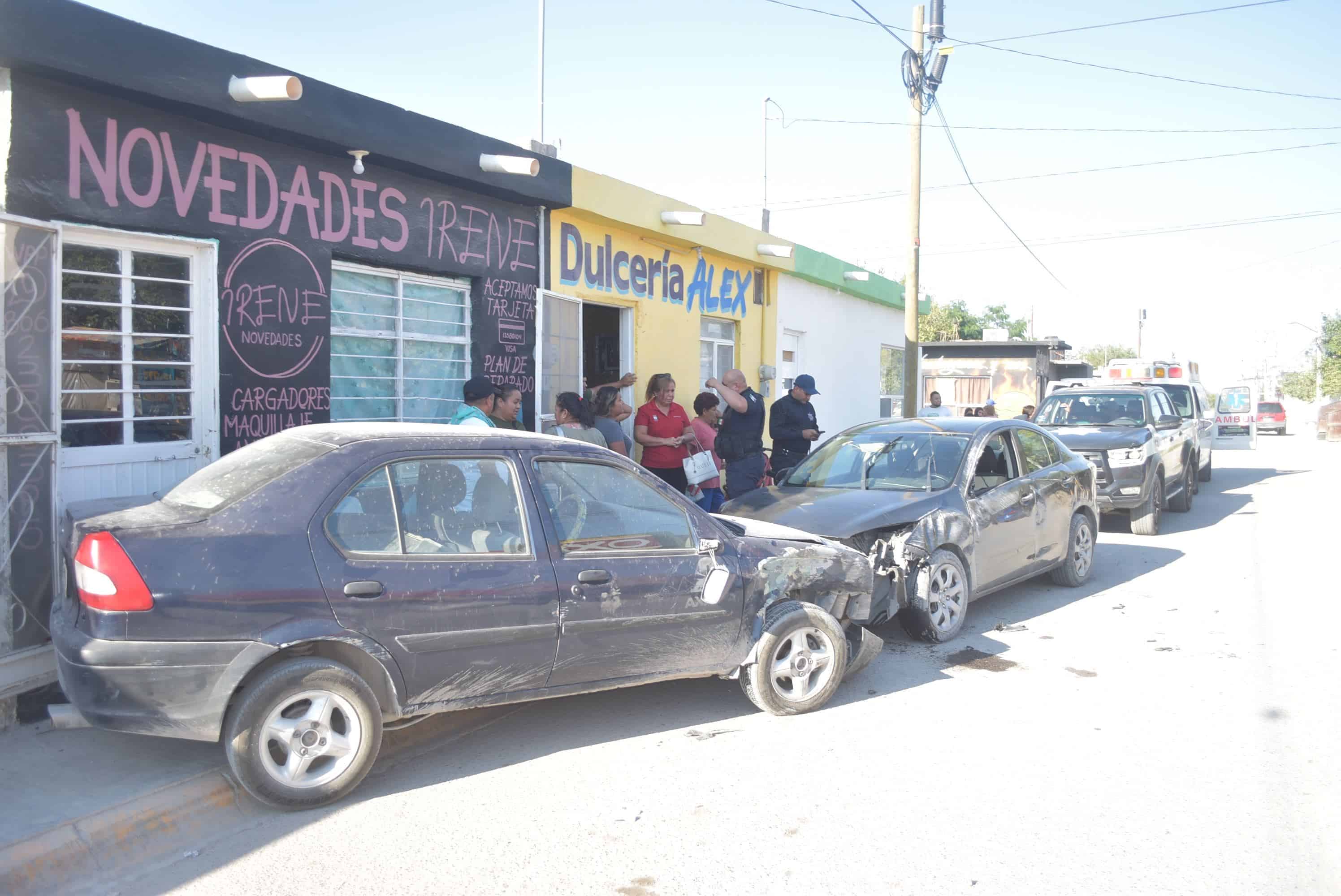 Choca auto y lo usa de rampa