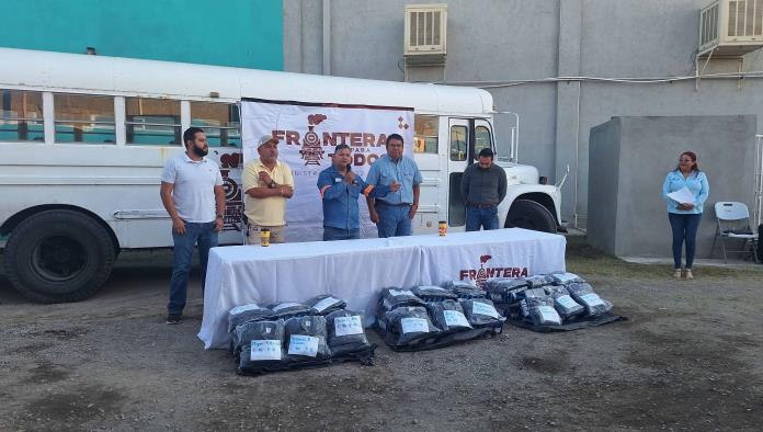 Entrega Piña uniformes a Servicios Primarios