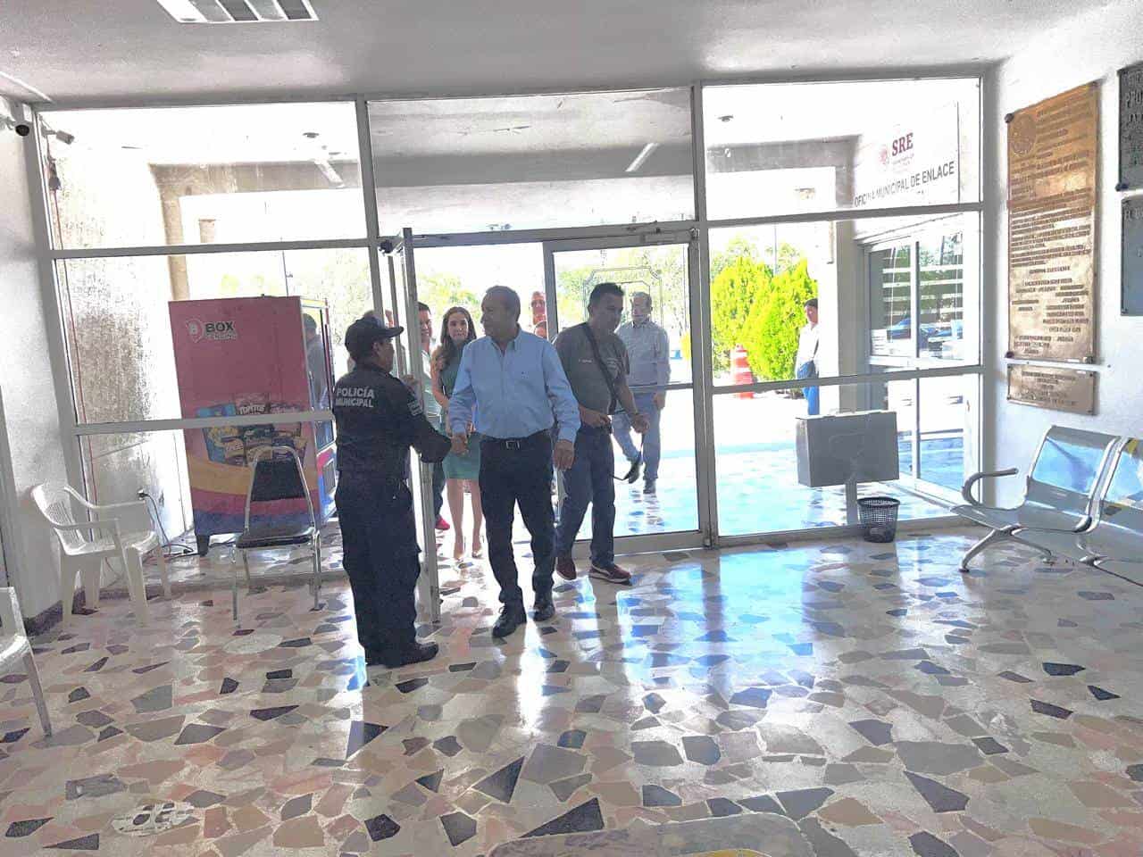 El Presidente Municipal Electo, Oscar Ríos Ramírez, a su arribo a la Presidencia del Municipio de San Juan de Sabinas.