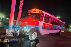 Lo choca borracho y rebota en semáforo