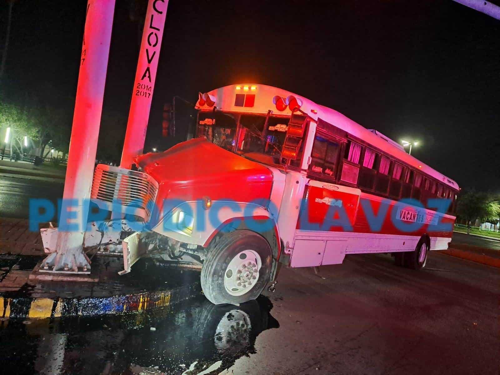 Lo choca borracho y rebota en semáforo