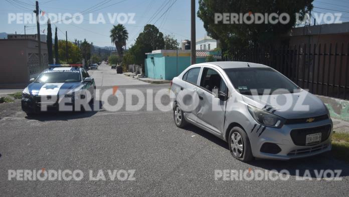 Le fallan frenos y choca contra auto