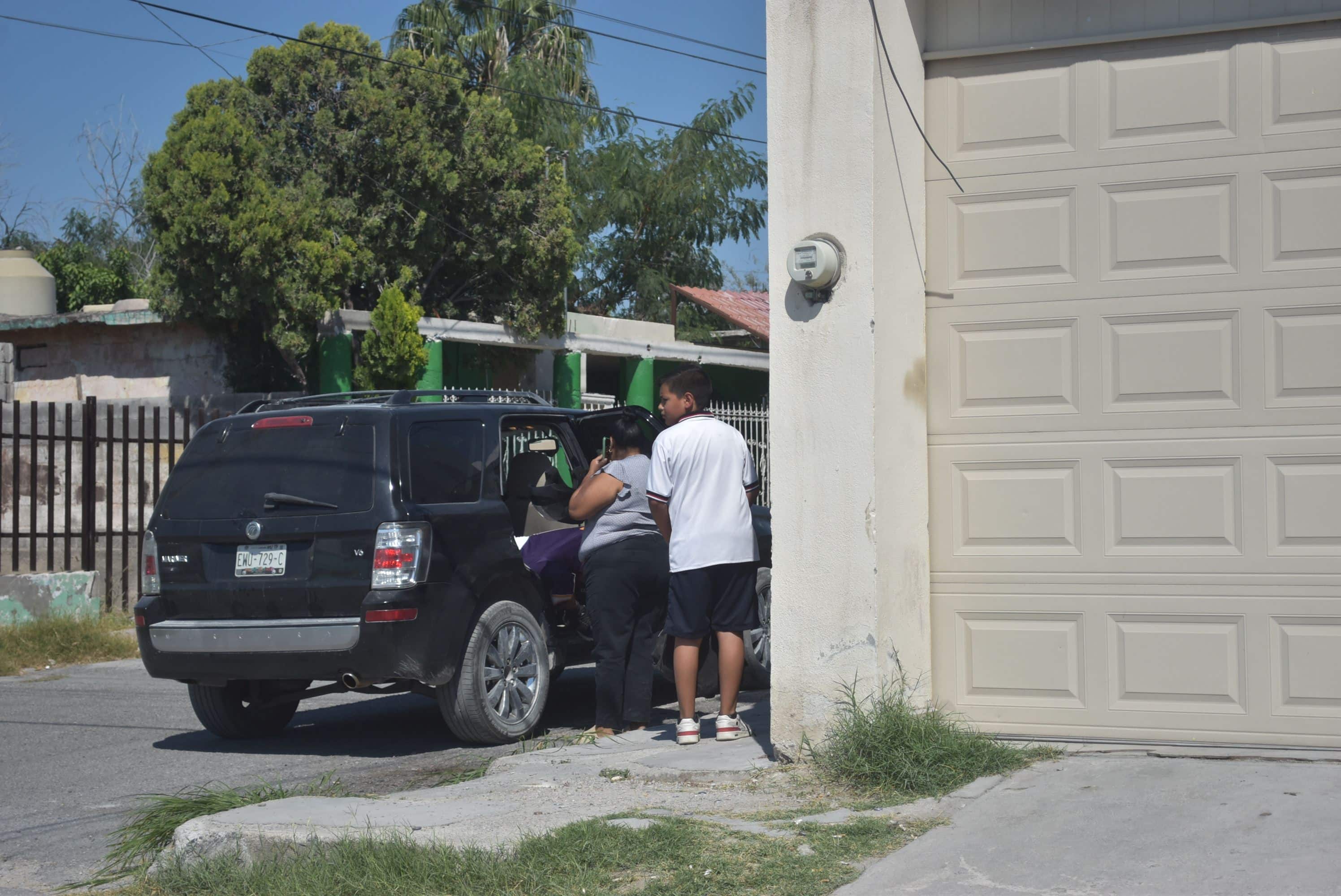 Le fallan frenos y choca contra auto