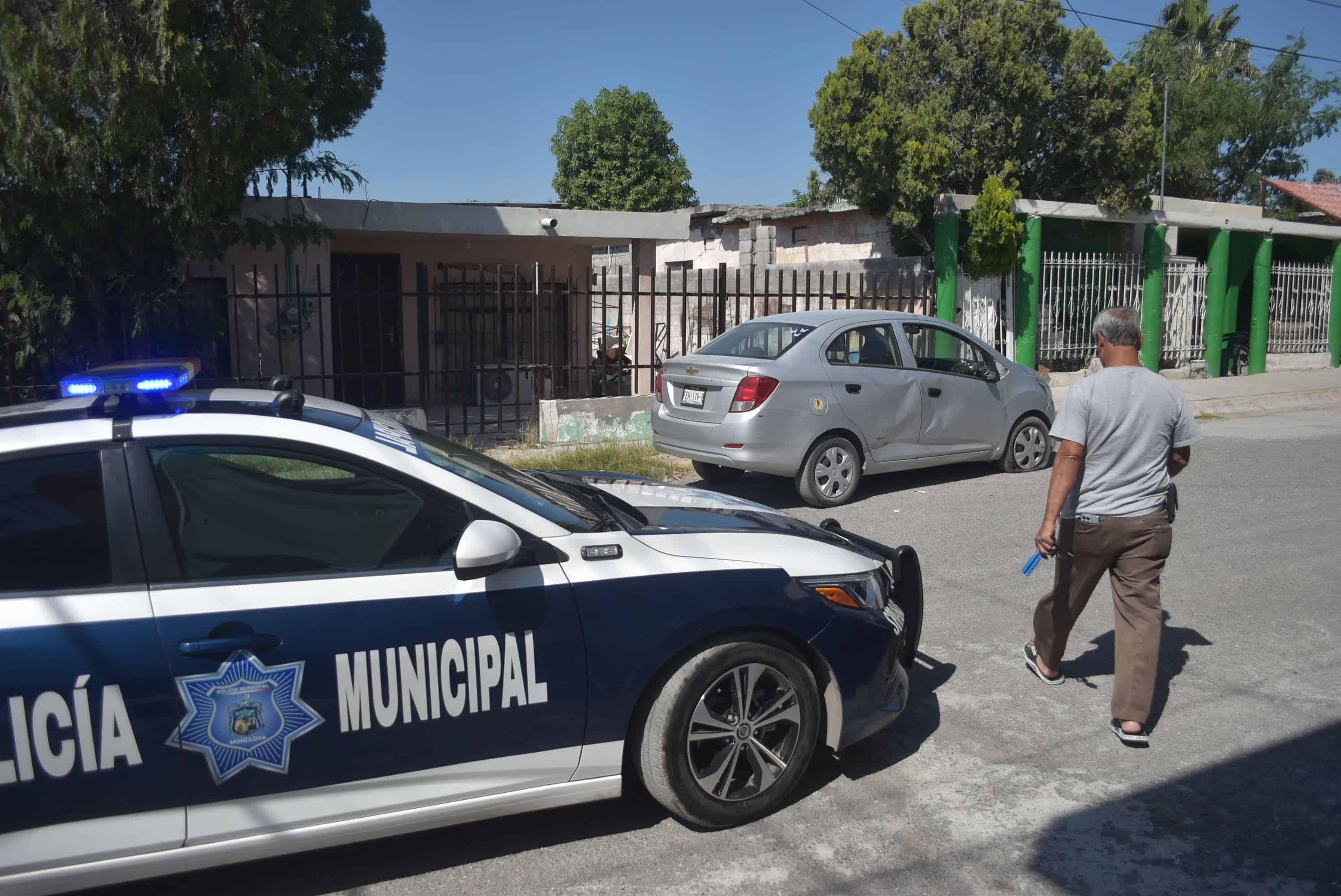 Le fallan frenos y choca contra auto