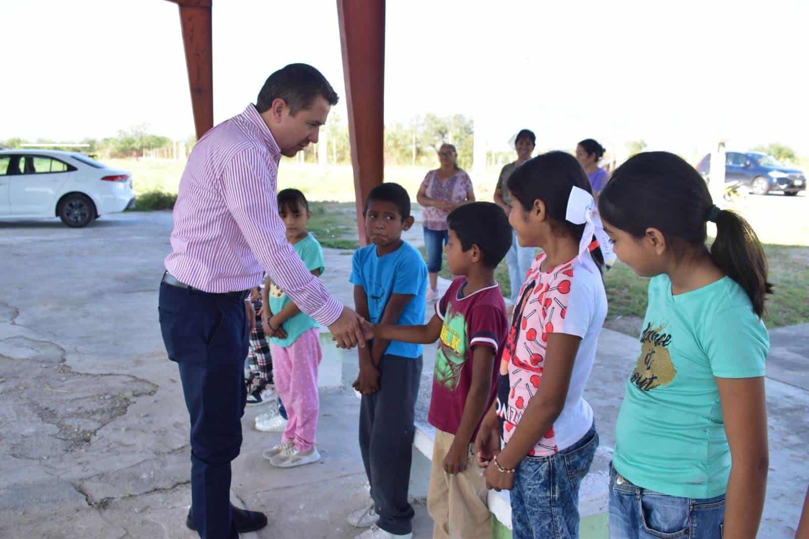 Entregan uniformes escolares en ejidos