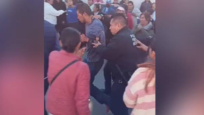 Intentan linchar a conserje de escuela señalado por abuso en Puebla