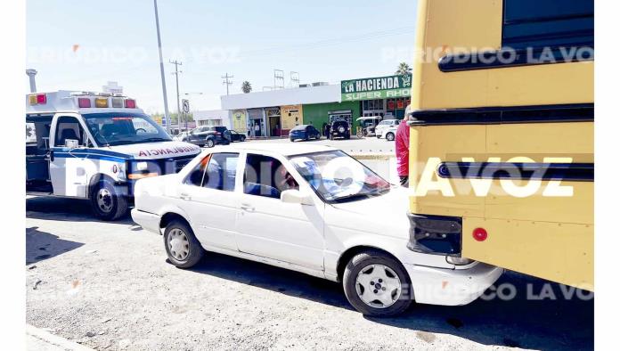 Queda Tsuru atrapado bajo camión de pasajeros