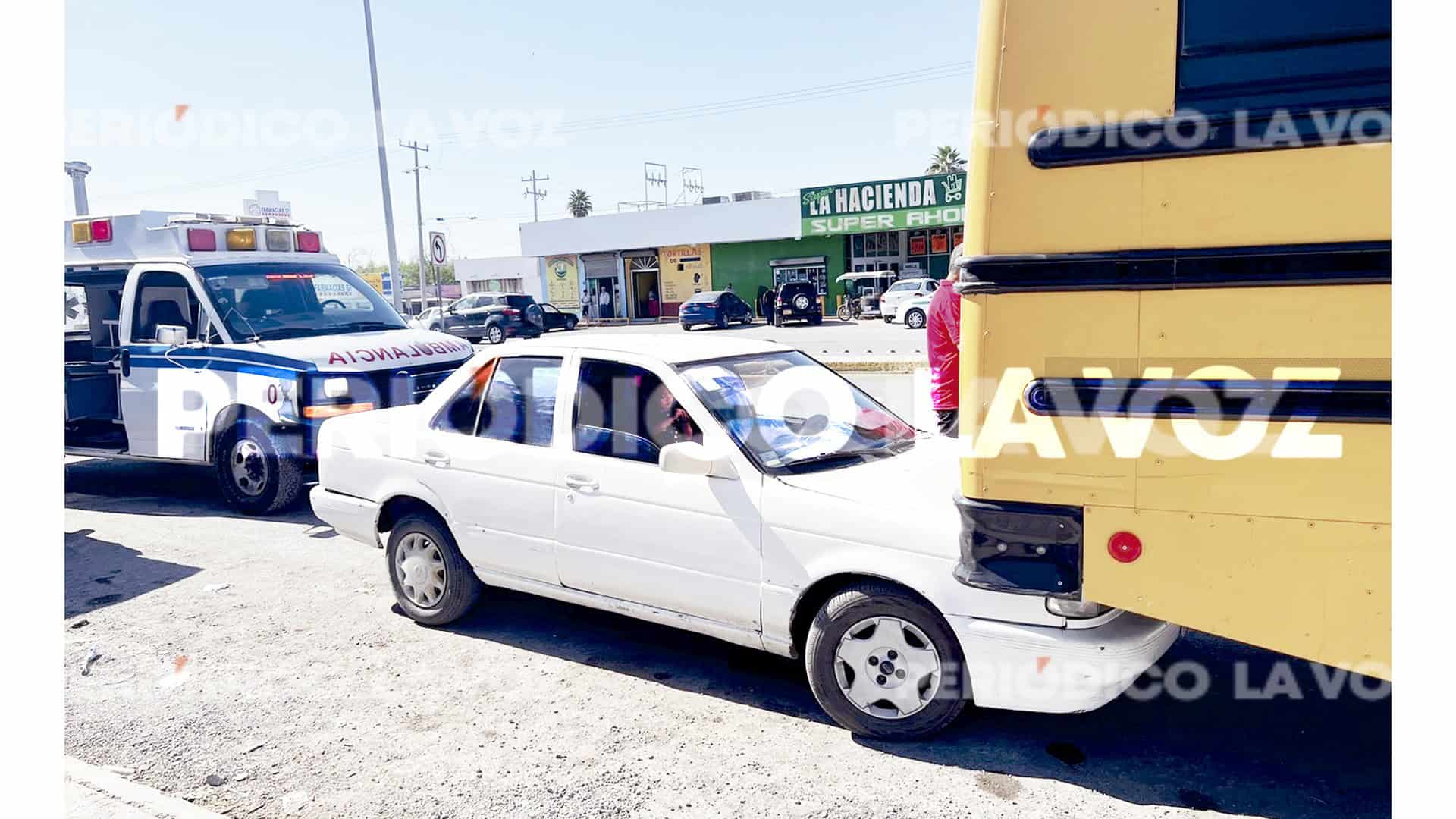 Queda Tsuru atrapado bajo camión de pasajeros