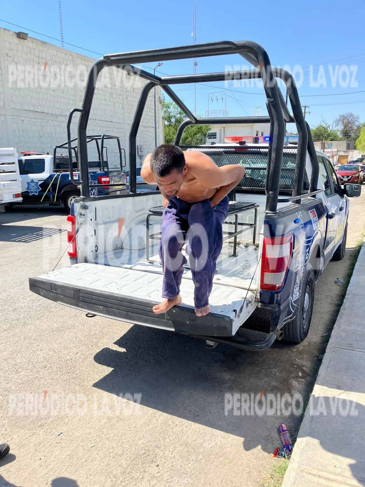 El hombre andaba desnudo por la calle.              