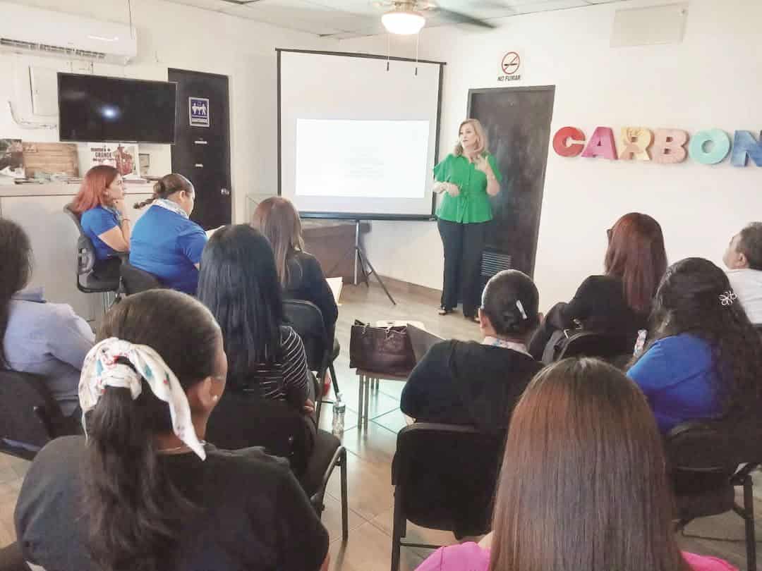 Laura Elena Torres especialista en coaching capacita a participantes de capacitación turística.