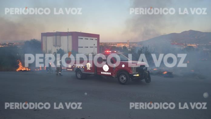 Se prende baldío por colilla de cigarro