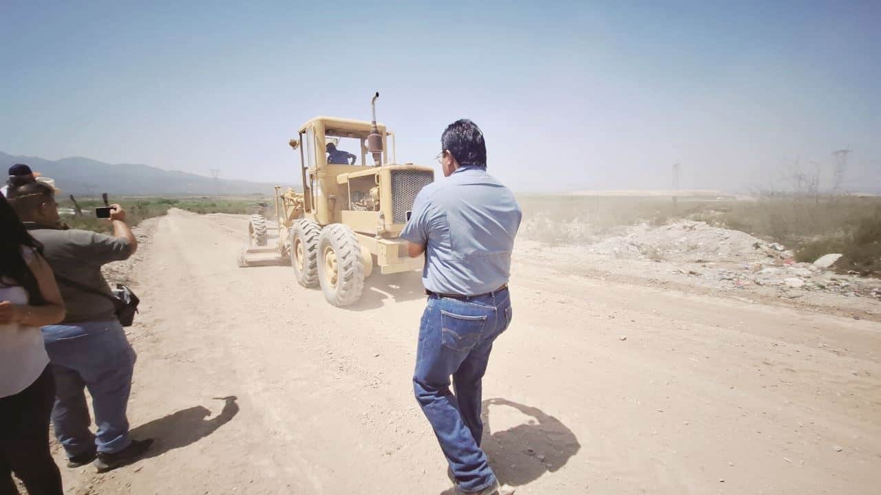 Rehabilitando caminos a ejidos.