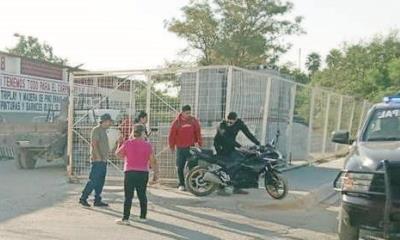 Se le atraviesa un motociclista