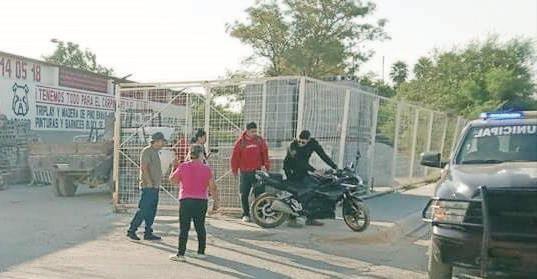 Se le atraviesa un motociclista