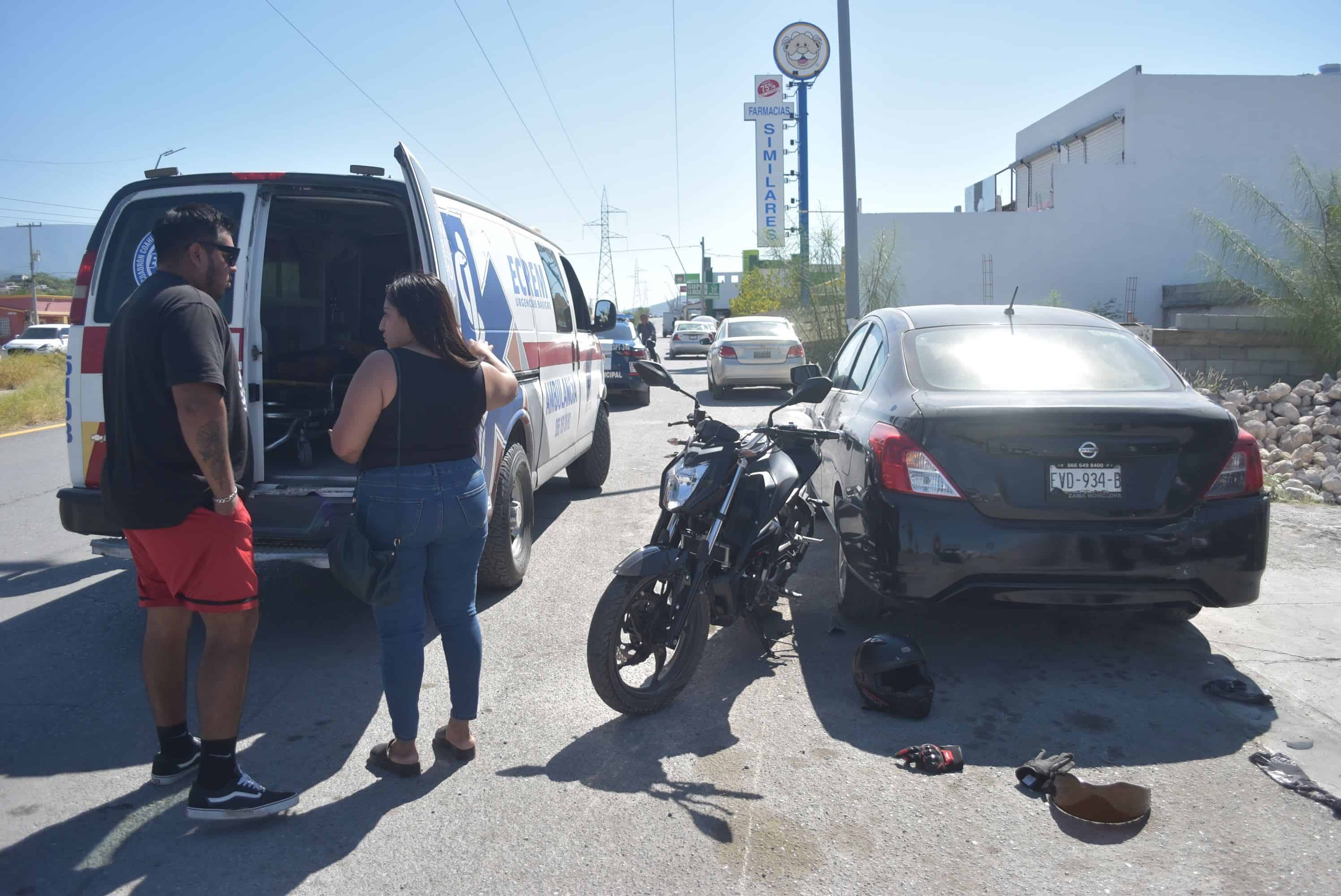 Embiste a menor en moto y lo proyecta contra auto