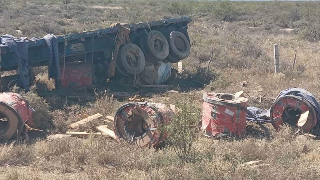 Vuelca trailero en la carretera 53