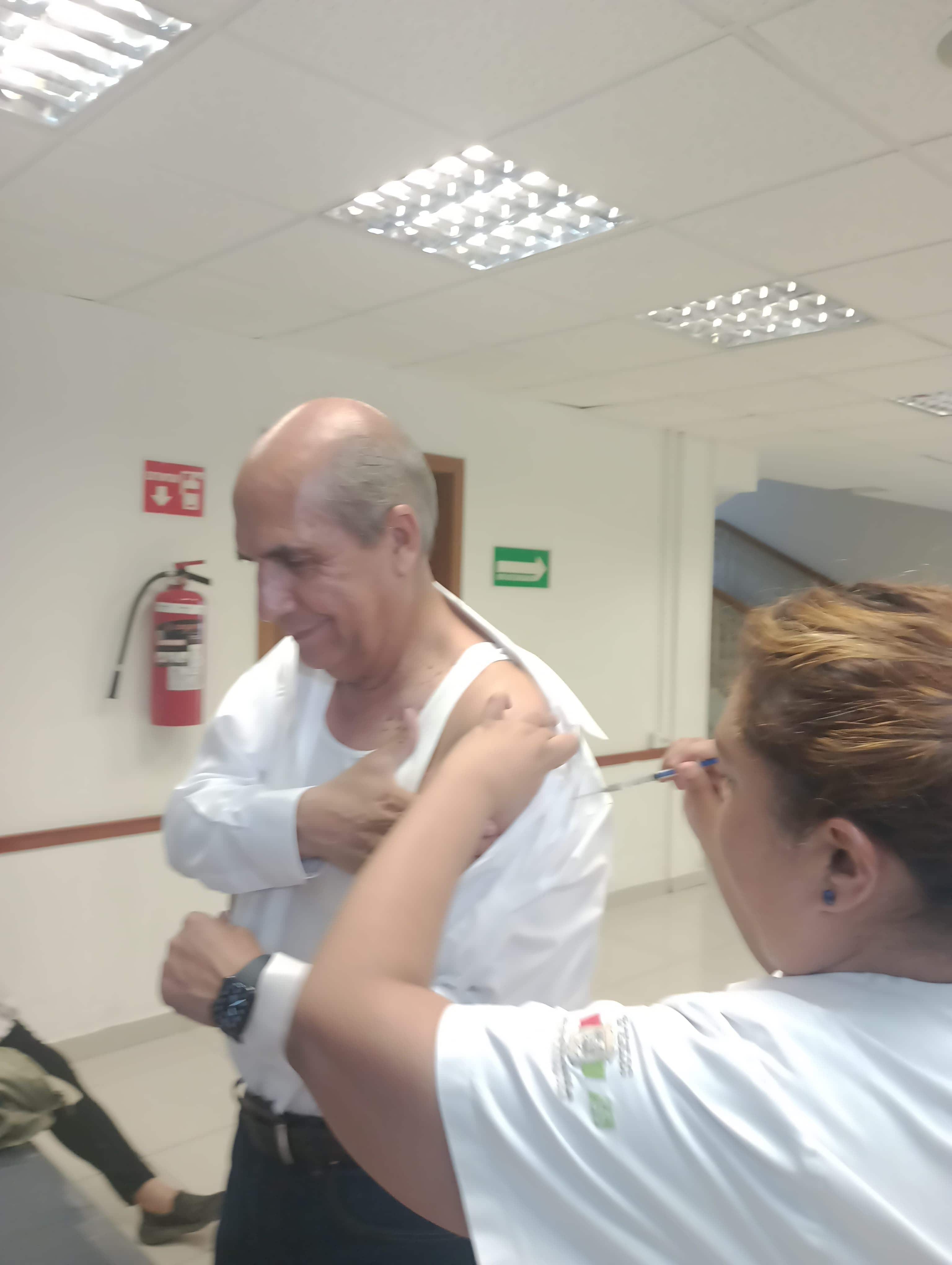 El Alcalde Mario Dávila se vacunó contra la influenza.