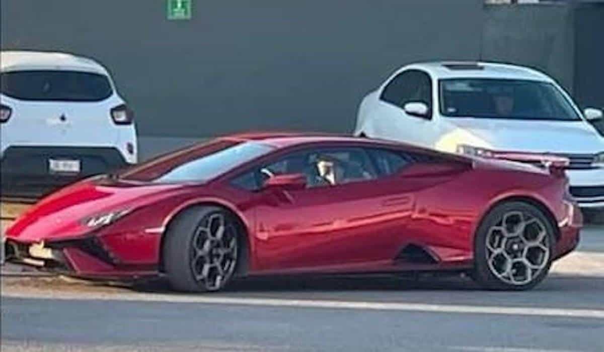 El diputado local de la 4T en Coahuila, Antonio Tony Flores Guerra, ha generado controversia al ser captado manejando un lujoso Lamborghini