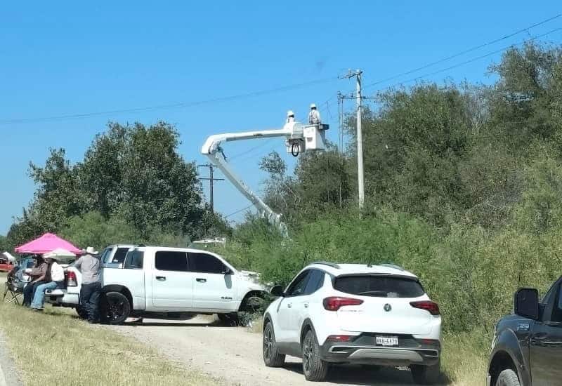 Hombre Muere Tras Recibir Descarga Eléctrica; Estaba Esperando la Cabalgata