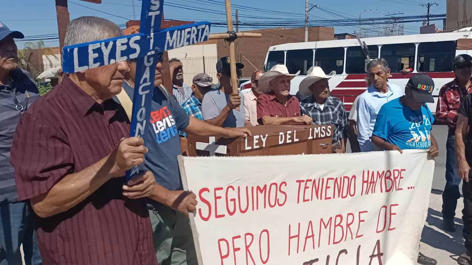 Pensionados del IMSS marcha para exigir pensiones dignas.