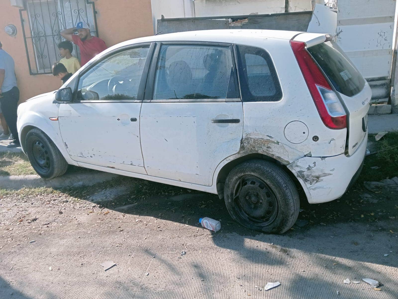 Choque entre dos vehículos en la colonia El Cedro provoca atención de las autoridades