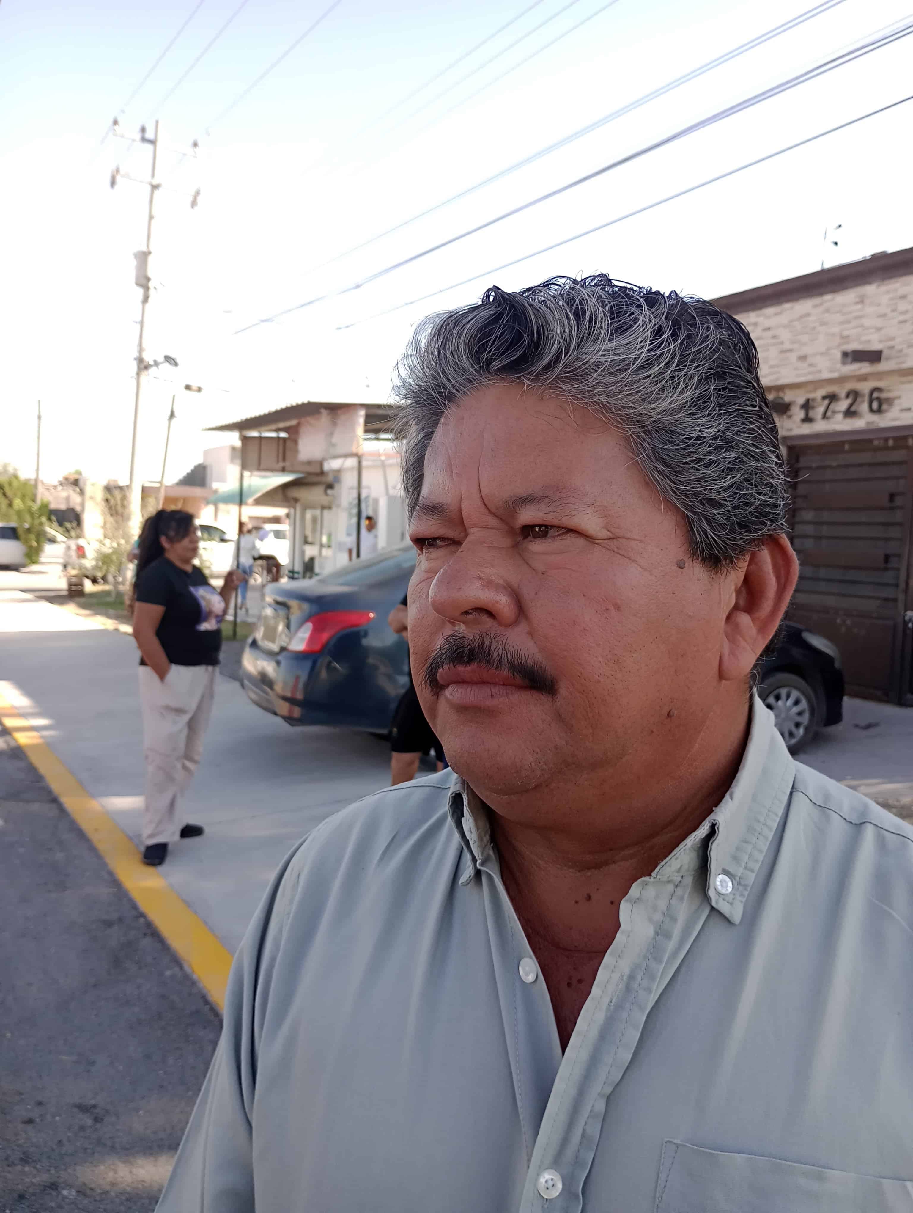 Martín Jiménez encargado de la recolección de contenedores.