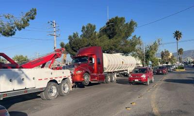 Detienen a dos pipas con presunto huachicol