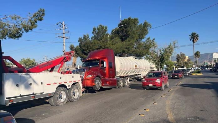 Detienen a dos pipas con presunto huachicol